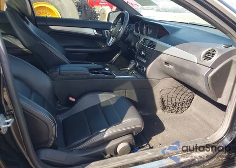 2012 Mercedes-Benz C 250 z USA, uszkodzony, nr VIN WDDGJ4HB7CF883045